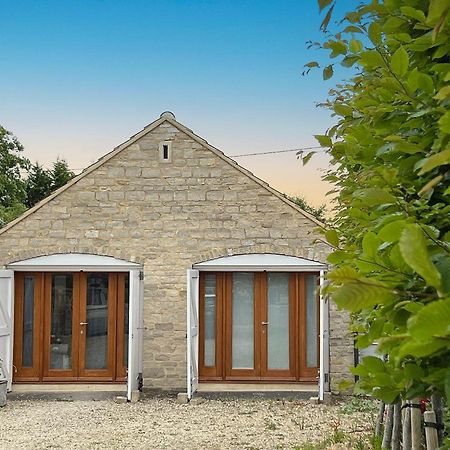 Whitley Old Garage Apartment Екстериор снимка