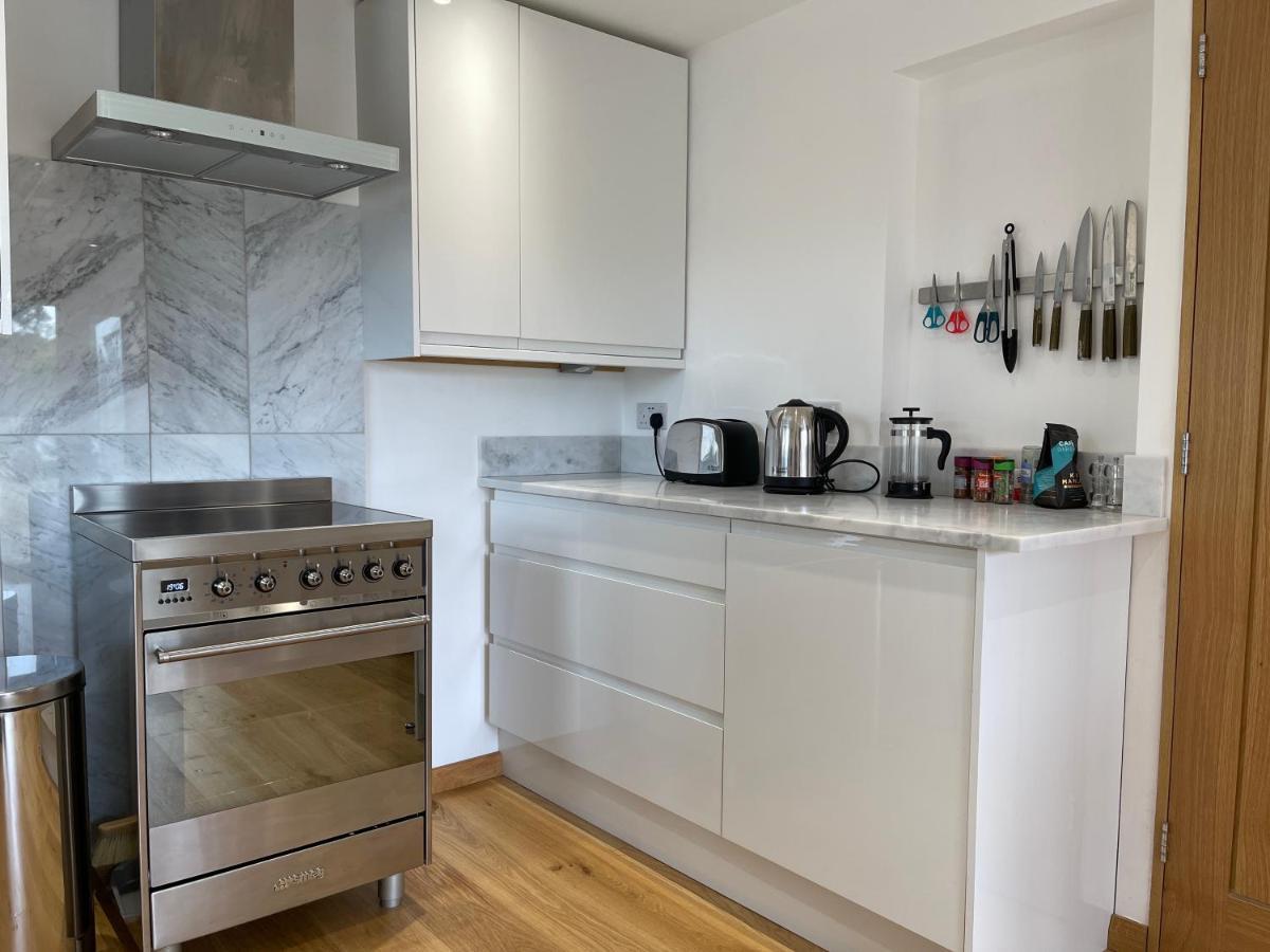 Whitley Old Garage Apartment Екстериор снимка