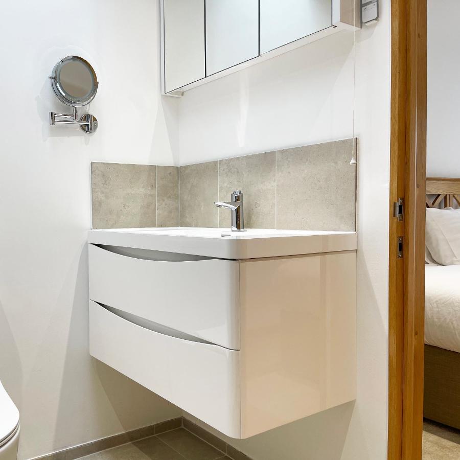 Whitley Old Garage Apartment Екстериор снимка
