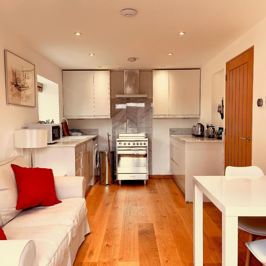 Whitley Old Garage Apartment Екстериор снимка