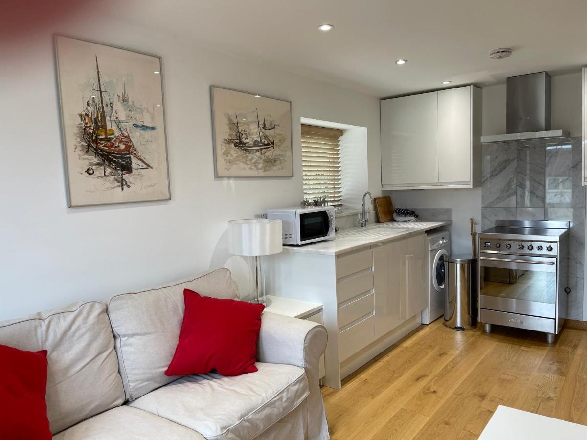 Whitley Old Garage Apartment Екстериор снимка
