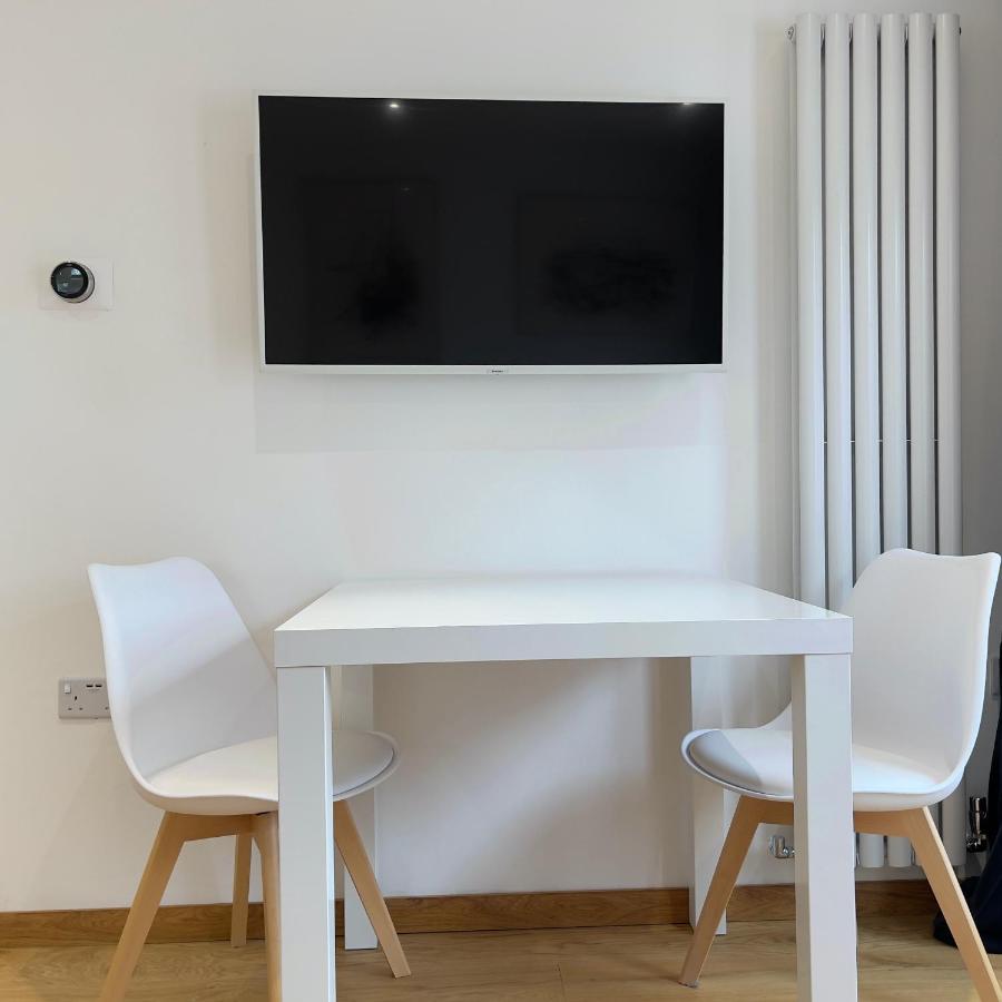Whitley Old Garage Apartment Екстериор снимка