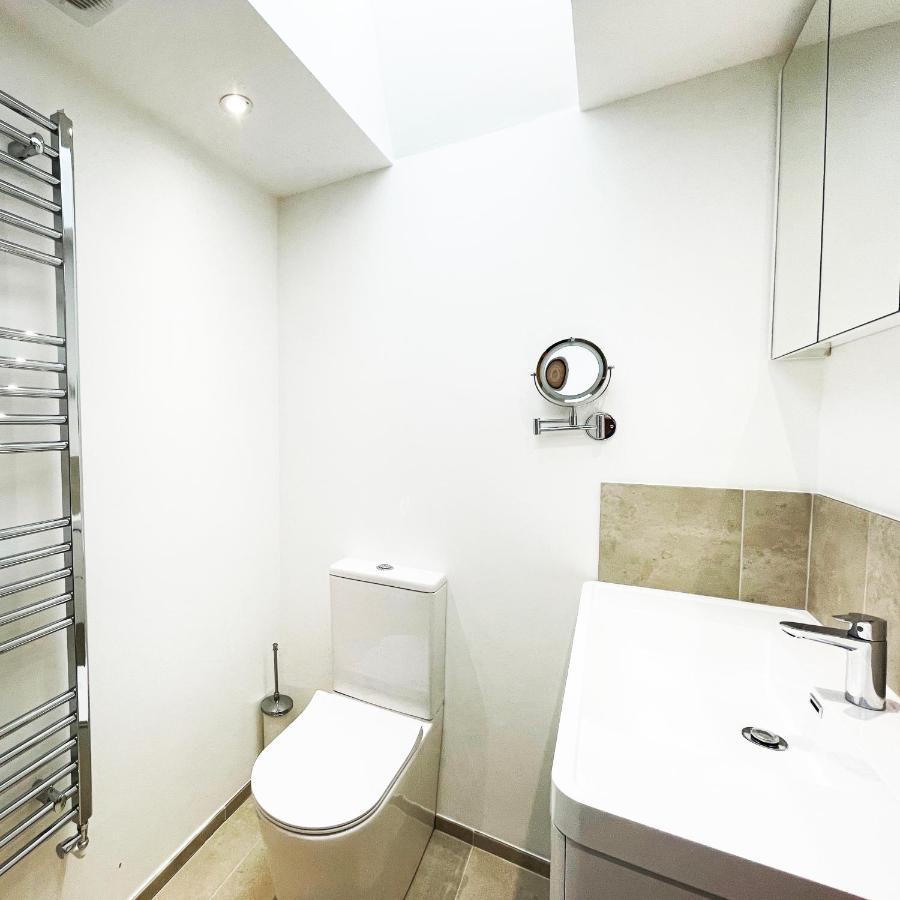 Whitley Old Garage Apartment Екстериор снимка