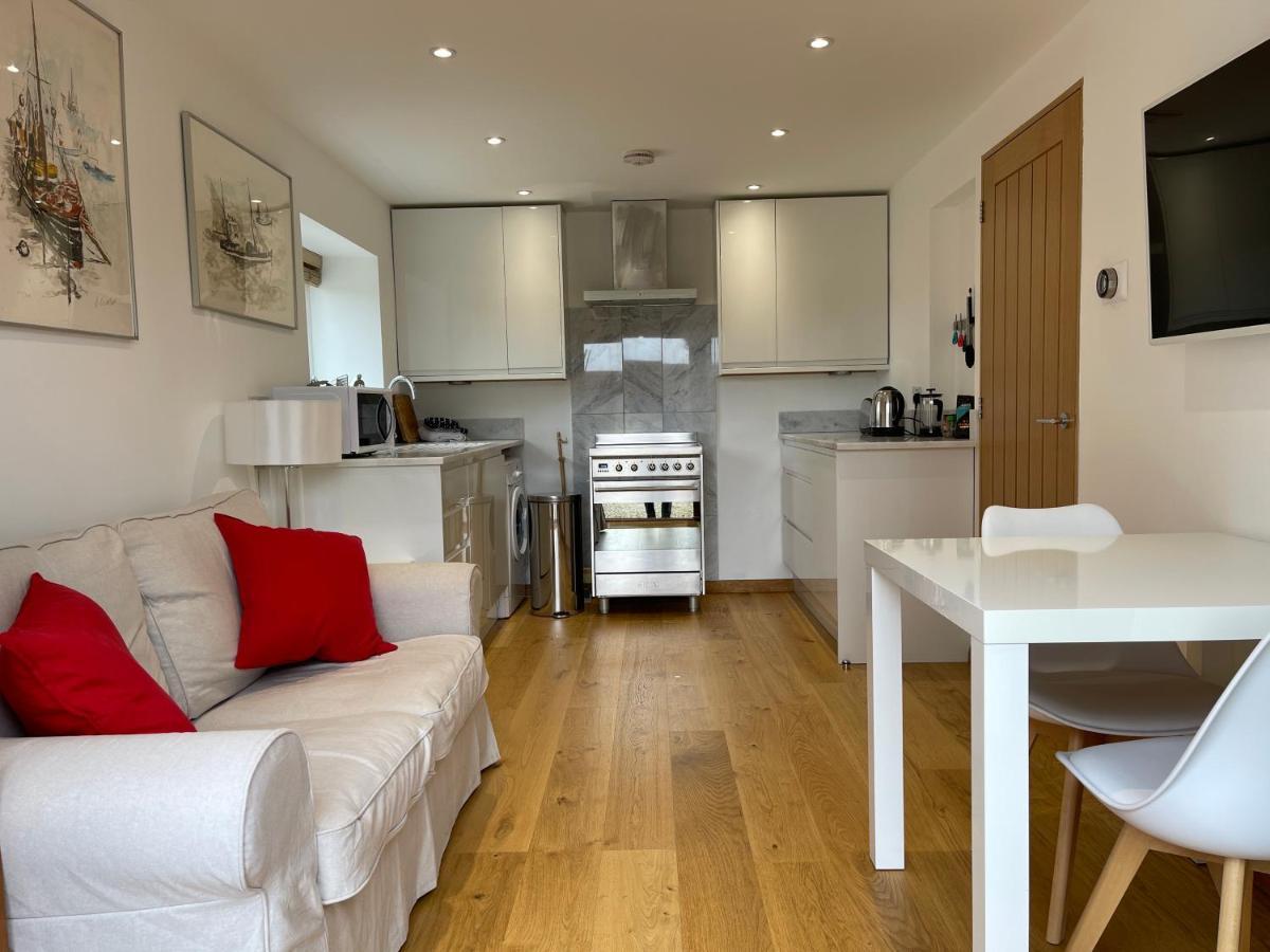 Whitley Old Garage Apartment Екстериор снимка