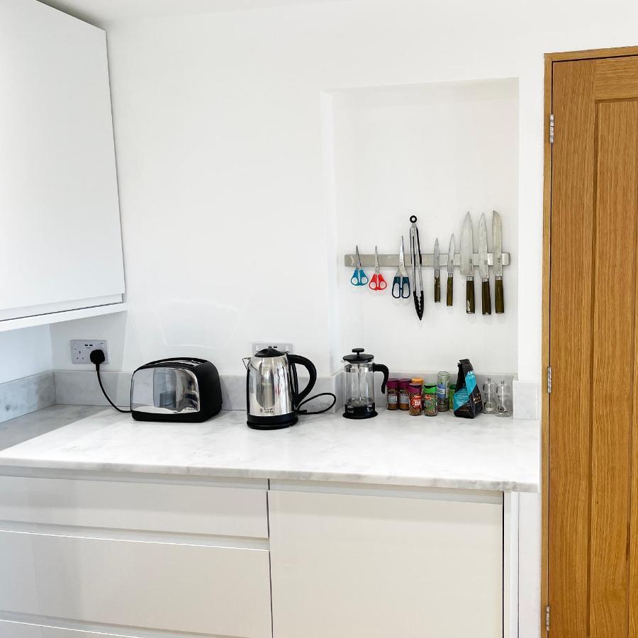 Whitley Old Garage Apartment Екстериор снимка